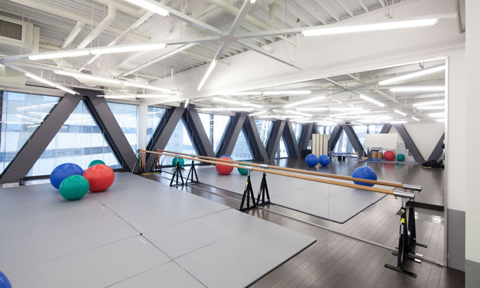 トレーニングルームの壁にリフェクスミラーを設置